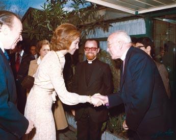 Reina Sofía saludando al Obispo Taibo